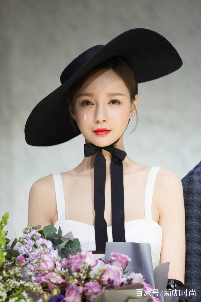 女郎|沈梦辰恋爱后越有女人味!T台化身时髦女郎,“白泪”让人怜惜