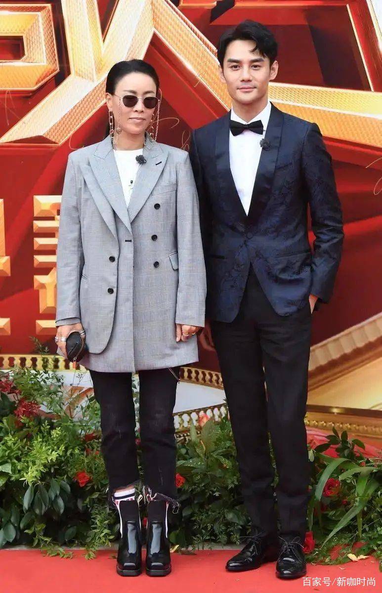 后背|那英越老越前卫，另类西服叠穿后背还“剪洞”，让人直呼看不懂