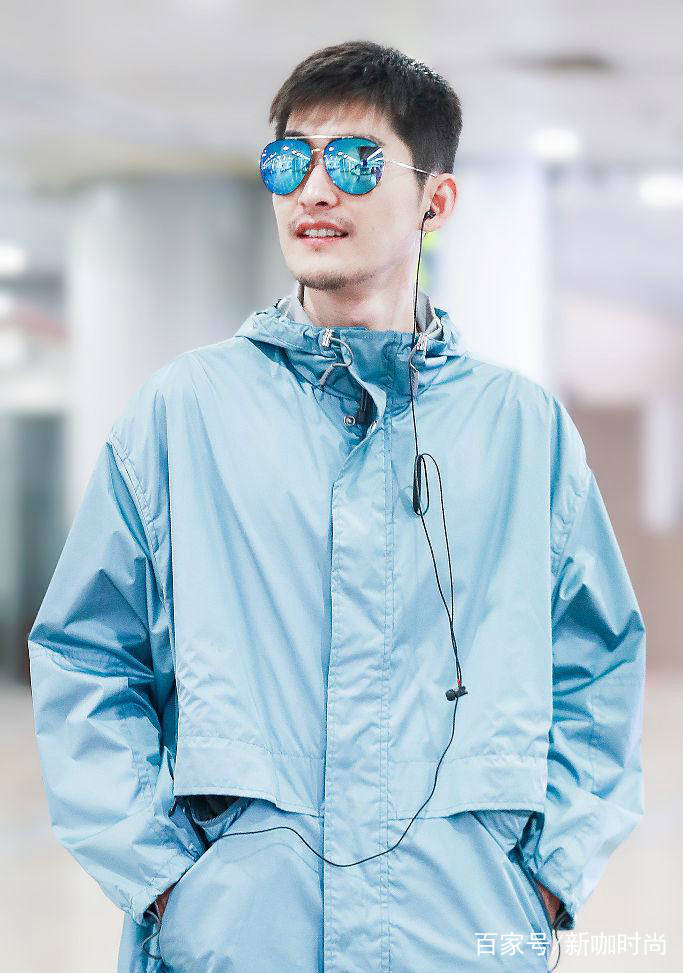 一身|张翰要走“颓男”路线？现身机场胡子青黑，跟一身清新装扮好不搭