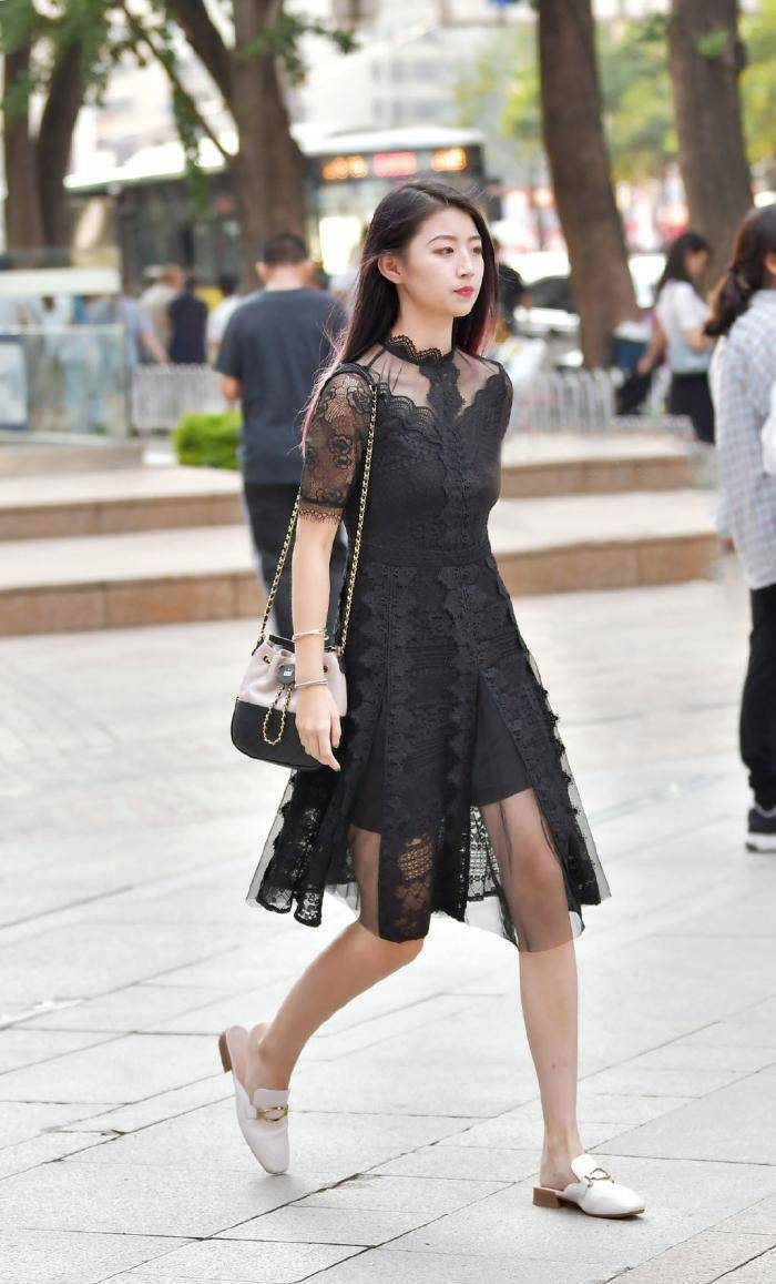 帆布鞋|黑色针织T恤搭紧身牛仔裤，尽显柔情少女范儿