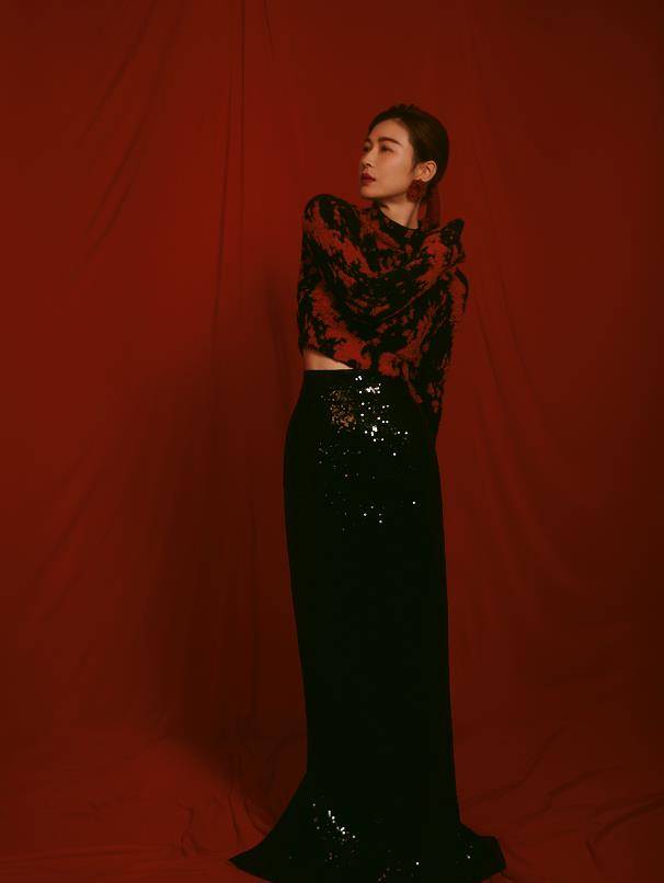 饰品|童蕾美了半辈子，就算是人到中年，也依旧很有气质，脸蛋也不显老