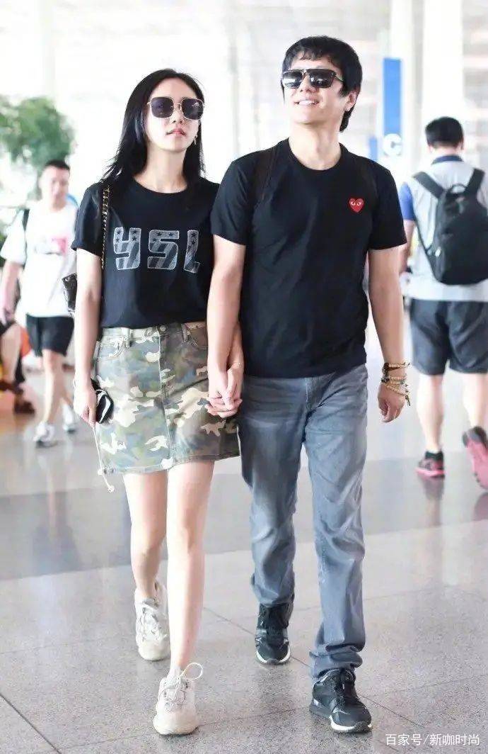 迷彩|郑钧小15岁娇妻真会穿，黑T搭迷彩超短裙，少女感溢出屏幕