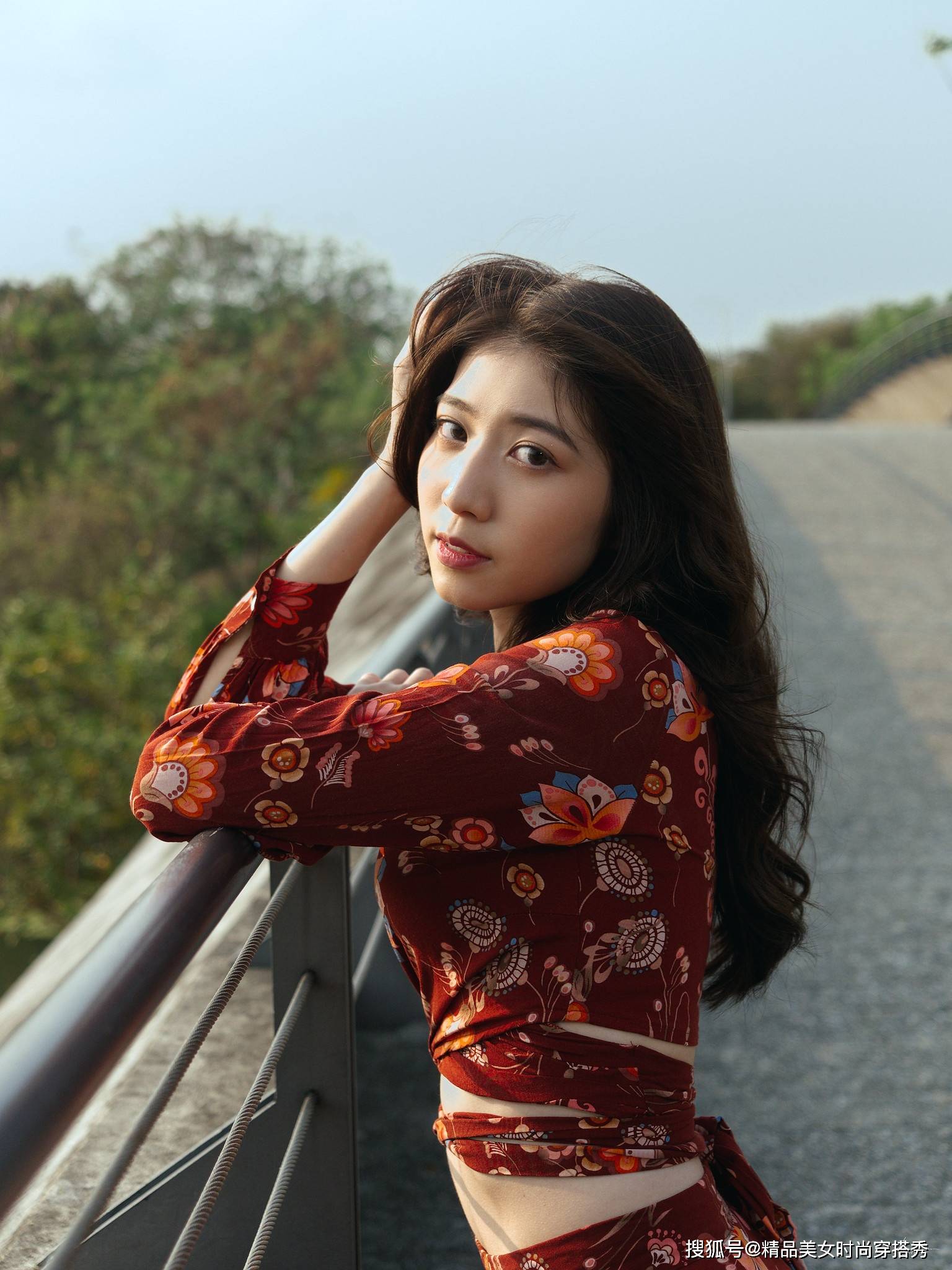 复古港风穿搭的小姐姐,复古的印花设计吸睛时尚,休闲又不失优雅