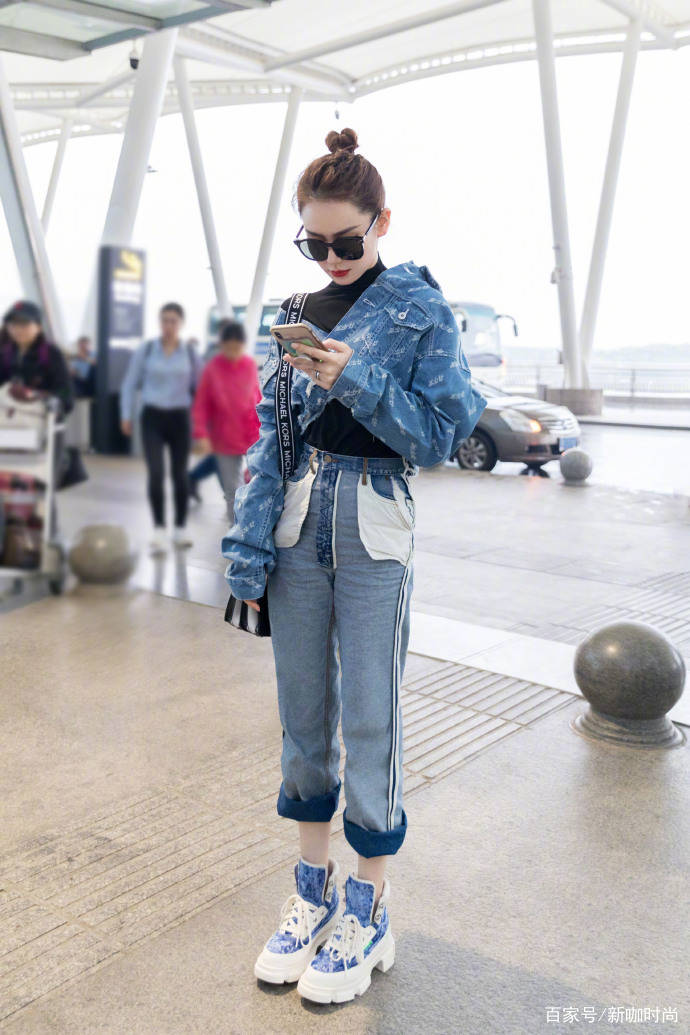 都懂|牛仔背带裤就得像戚薇这么穿！学会这个技巧，耍帅卖萌两不误