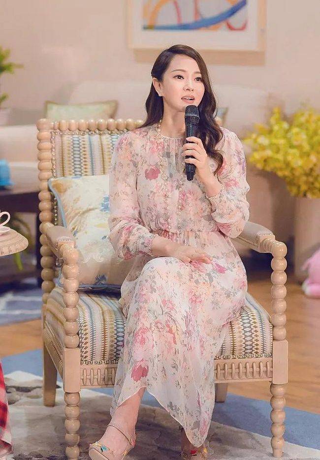 设计|伊能静为了显高还挺拼的，发型和额头一样宽，碎花裙也穿得好飒气