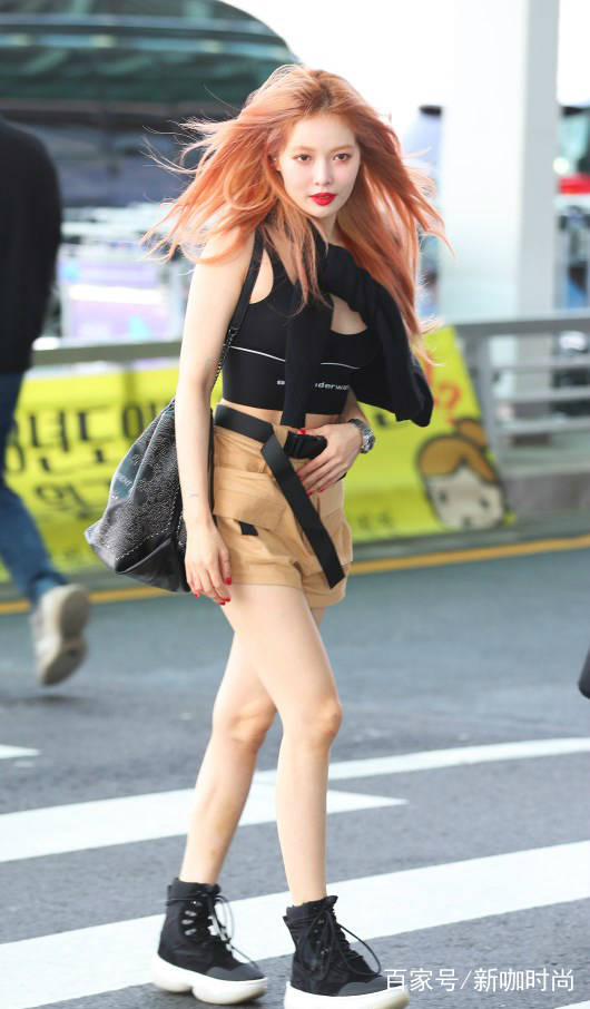 披肩|提前过夏天？泫雅背心配短裤，还围一个披肩，到底是冷是热？