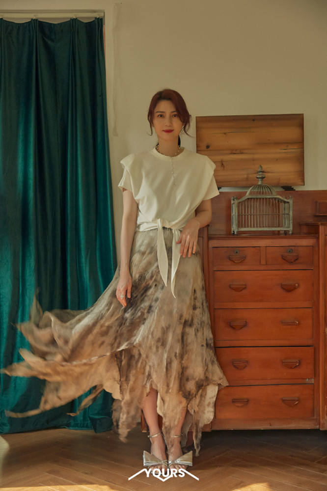 洪欣|洪欣终究是“败”给了岁月，带娃走红毯肚腩明显，好在穿搭加分了