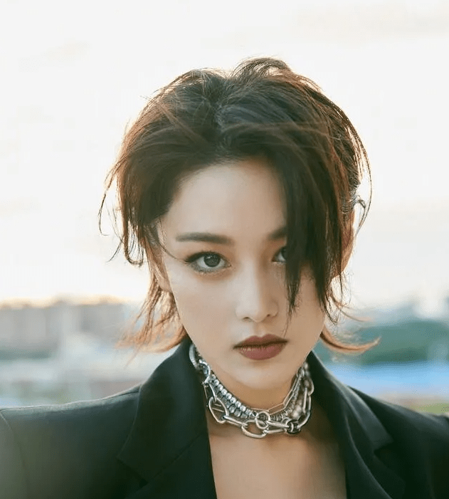 黑色|张馨予身材一绝，短发帅气，长发优雅