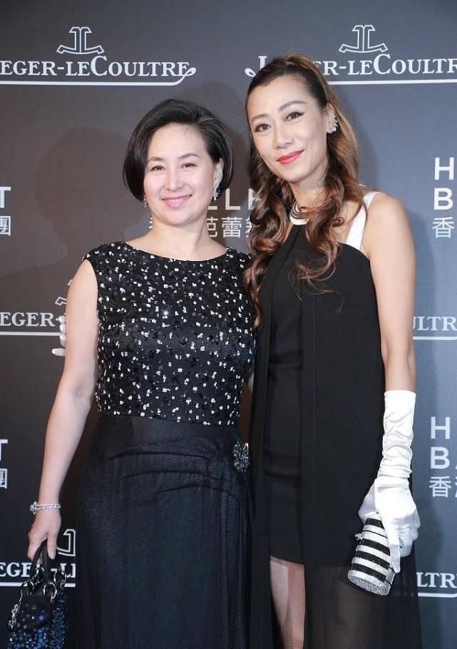 花呢|“赌王”女儿何超琼何超莲,二人相差29岁,穿着得体各有各的美