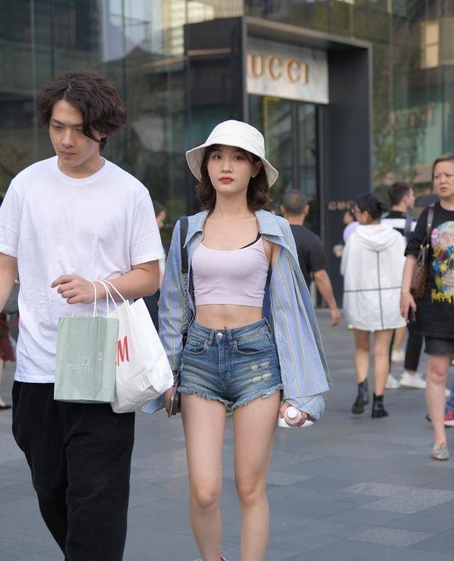 上半身|紧身款瑜伽裤时尚动人，大方得体的搭配风格也耐看，颜值过人