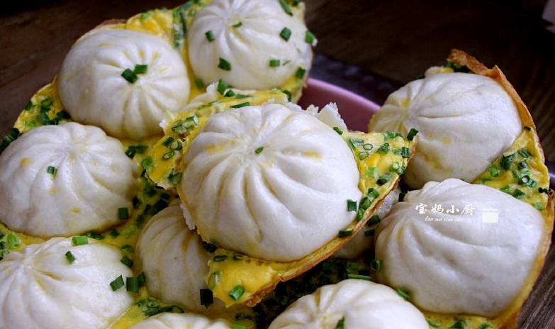 做法|偷懒做的早餐全家吃上瘾,暄皮脆底,鸡蛋抱着包子一锅出,遭抢