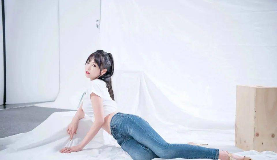 高跟鞋|紧身牛仔裤与身材的完美贴合，所以才会如此迷人