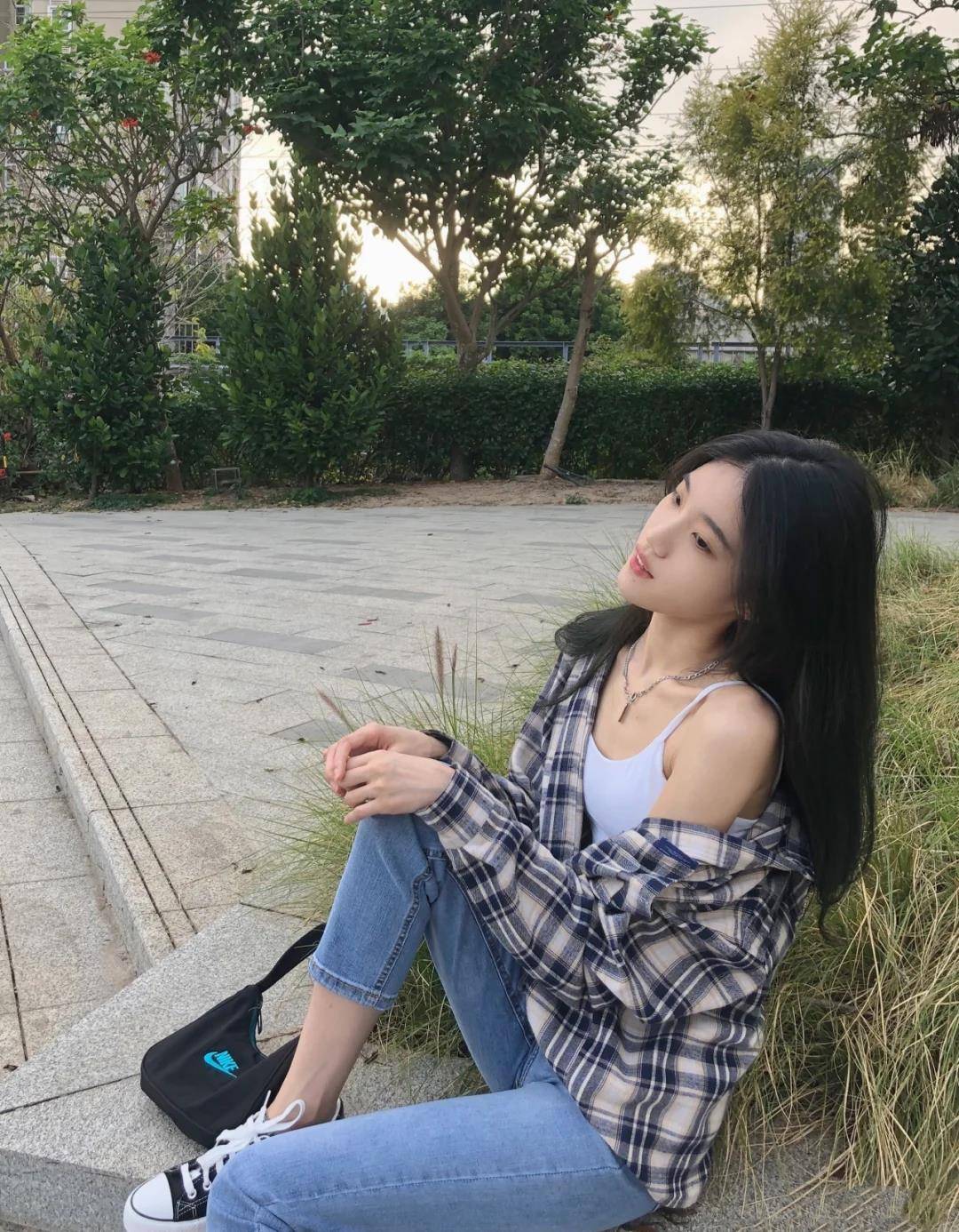 进行|青春靓丽的小姐姐,时尚穿搭紧身吊带配牛仔裤,尽显气质女神范