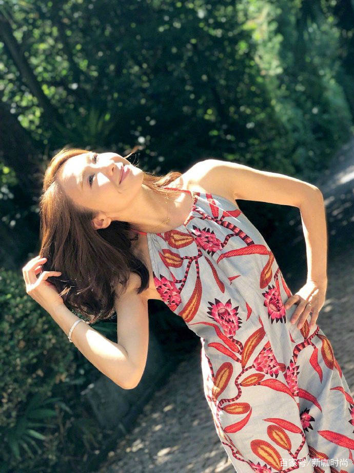 戴一|10亿阔太黎姿罕见秀美背，穿吊带花叶长裙，48岁身材真养眼