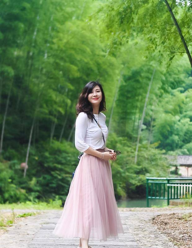 饰品|童蕾美了半辈子，就算是人到中年，也依旧很有气质，脸蛋也不显老