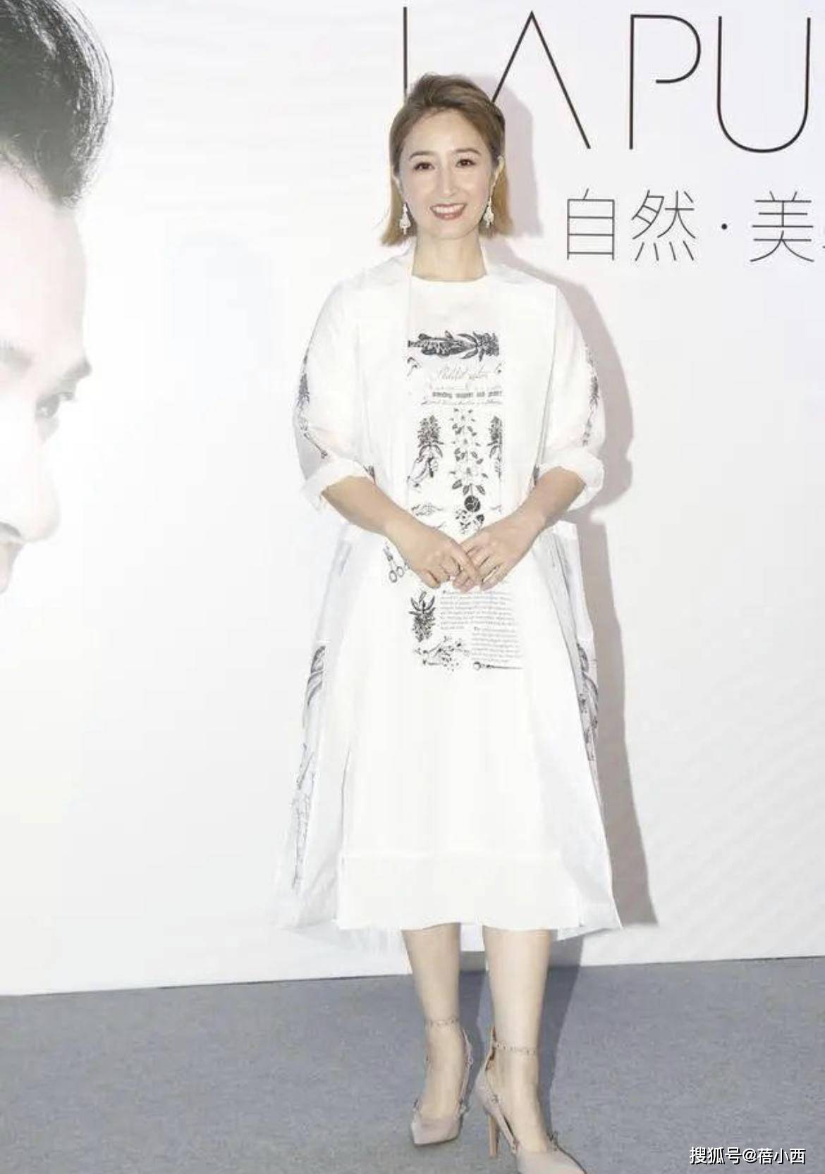 设计|关咏荷不愧是张家辉的老婆，一身白+红搭配超减龄，看不出57岁了