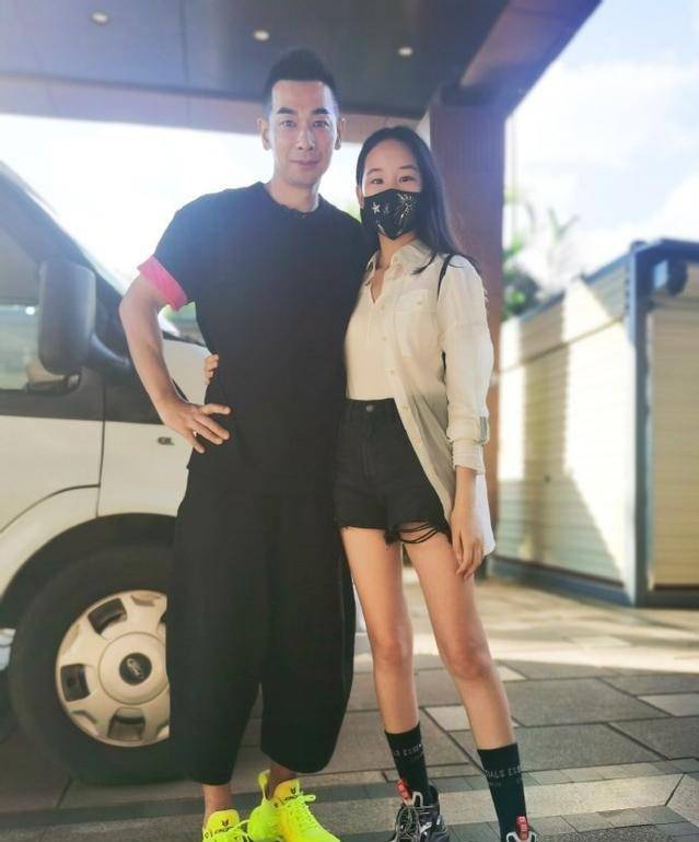 未成年|14岁大女儿和赵文卓只差半头，未成年腿就那么长，穿短裤更显优势