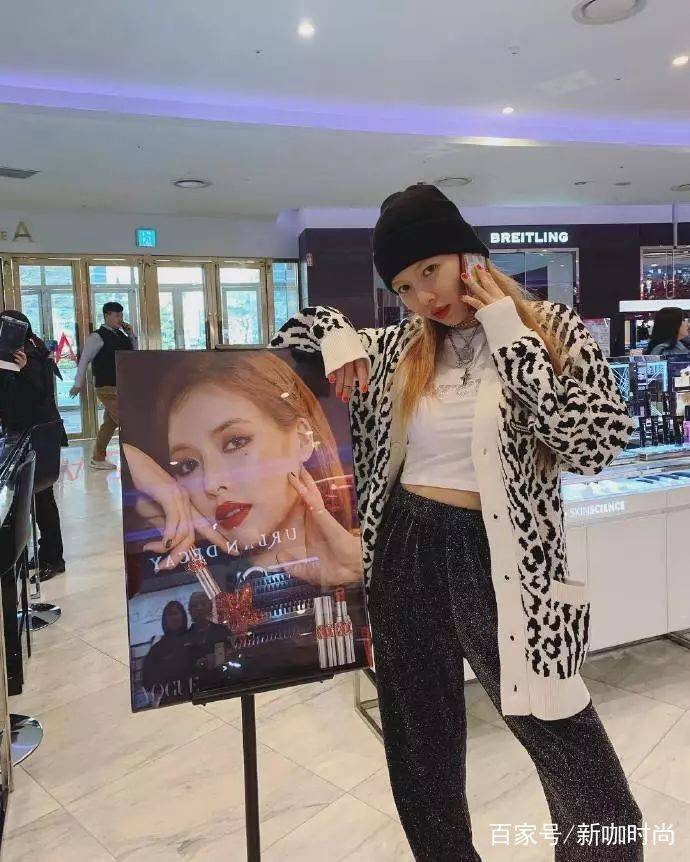 披肩|提前过夏天？泫雅背心配短裤，还围一个披肩，到底是冷是热？