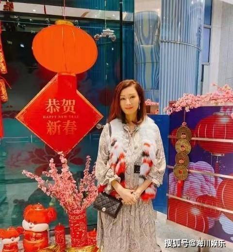 显得|李嘉欣与许晋亨同框亮相，穿裙装优雅大气，阔太派头十足，太美了