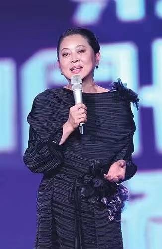 丝巾|倪萍走机场真精神,穿“奶奶裙”拎4万大牌包,还搭花丝巾真洋气