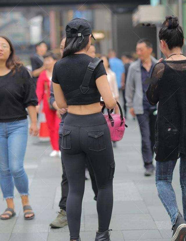 卫衣|黑色露脐短袖上衣搭配黑色紧身打底裤,单色系搭配,高级显气质
