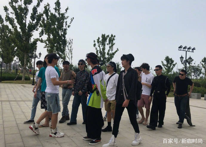老父亲|48岁汪峰越活越年轻,紧身白T配牛仔短裤,凸显健硕好身材
