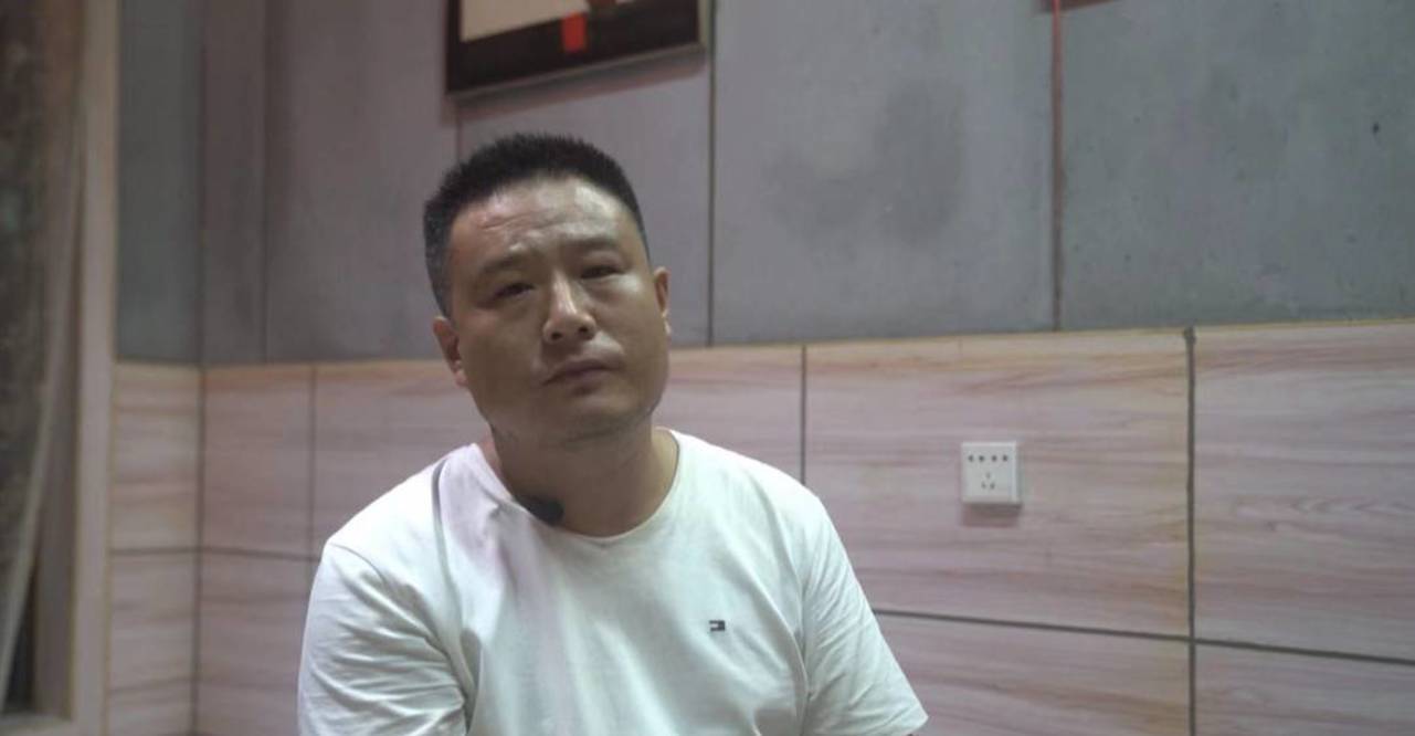 "铲车英雄"救下被困大巴乘客69人,获阿里巴巴天天正能量奖励_刘松峰