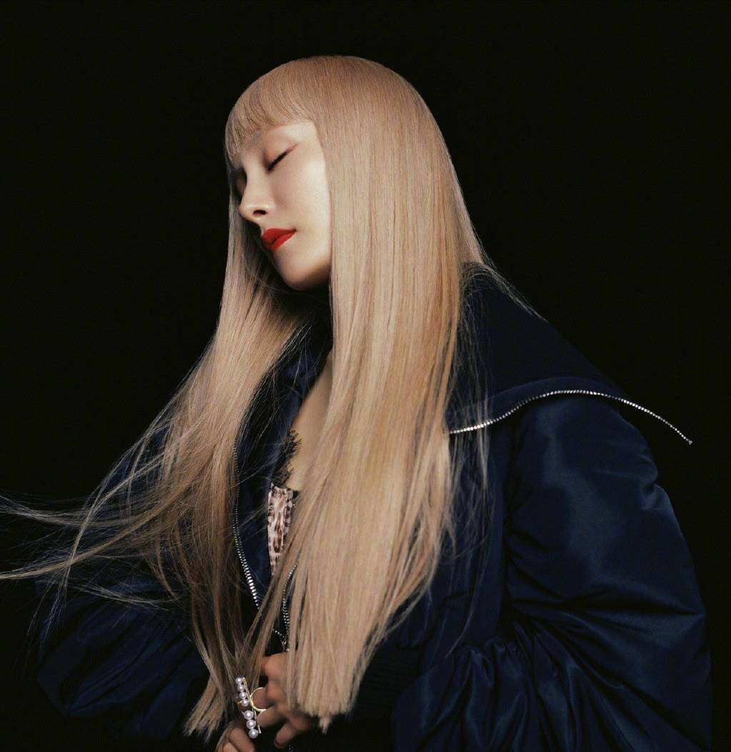 上衣|“不良少女”杨幂染金发，穿着豹纹上衣韩范十足，魅力十足