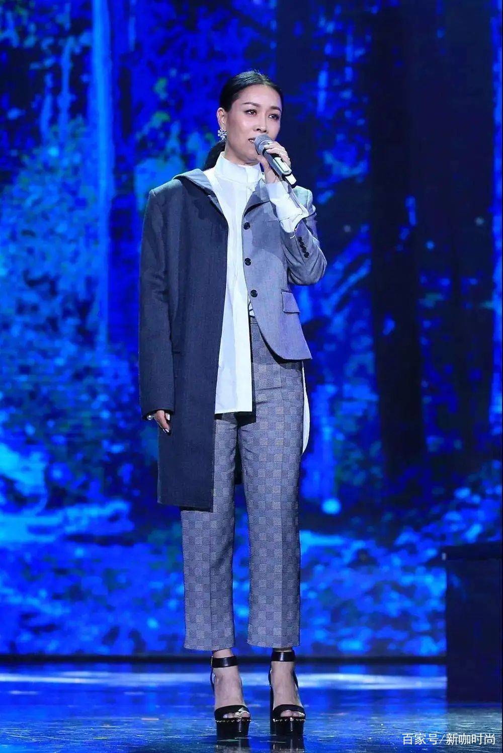 样式|那英演绎别样时尚,简约黑T搭超宽牛仔裤,居然意外显腿长