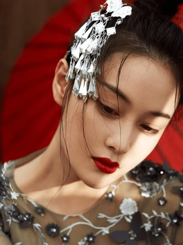 黑色|张馨予身材一绝，短发帅气，长发优雅