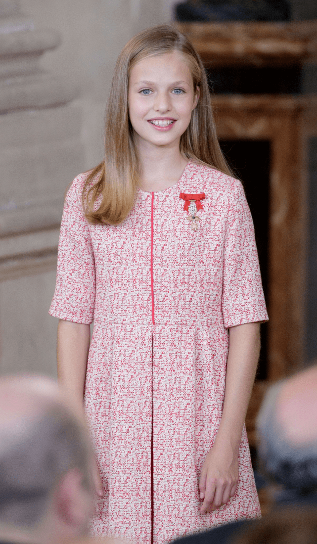 西班牙15岁王储发育极佳!穿荧光粉裙不翻车,超模身材比莱后丰满