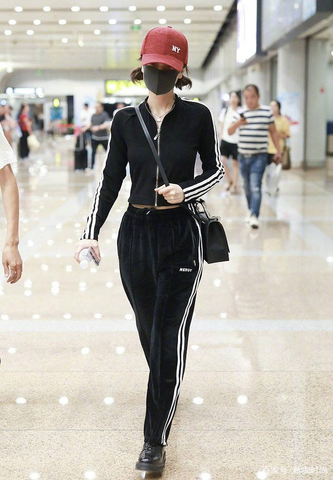 杨幂|36岁吴昕现机场，大胆挑战baby、杨幂穿法，效果出乎意料！