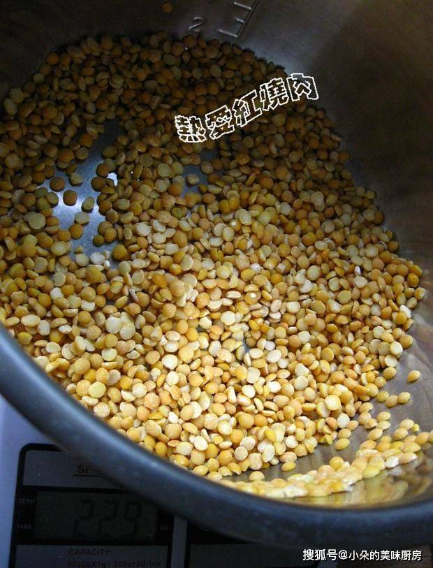 首先将230克脱皮豌豆挑去杂质和沙子洗干净