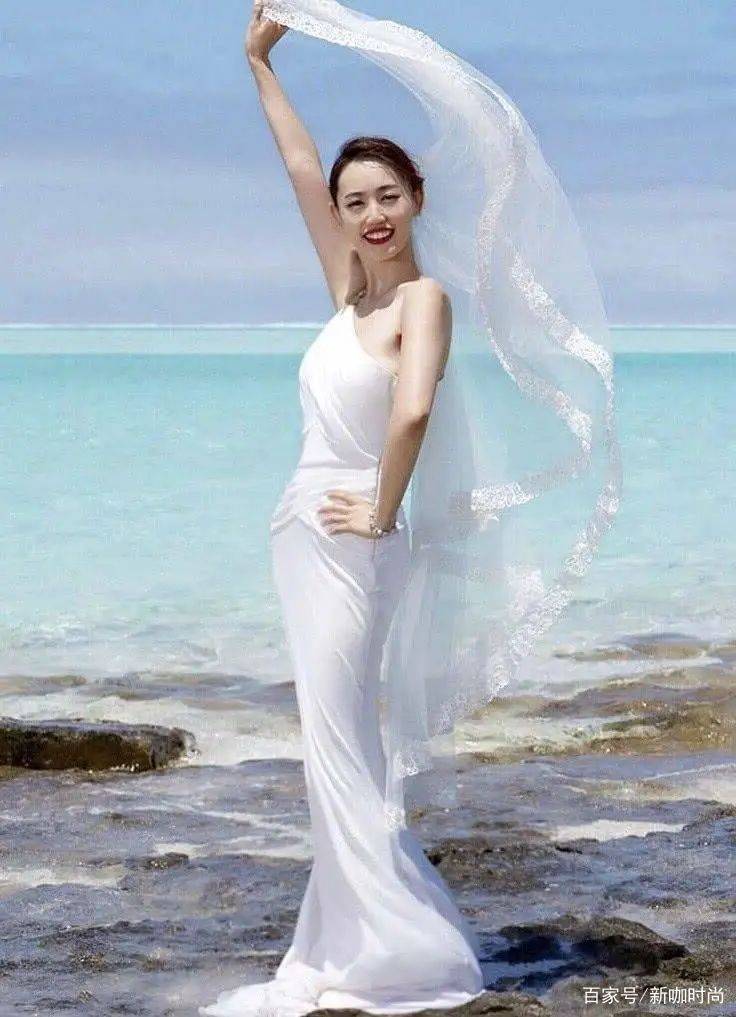 下半身|马蓉穿衣真有品，黑白色系搭配太高级，气场不输女明星