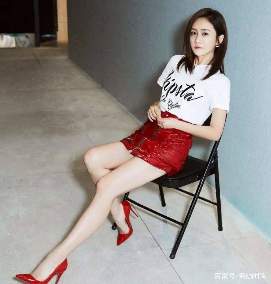 迷彩|郑钧小15岁娇妻真会穿，黑T搭迷彩超短裙，少女感溢出屏幕