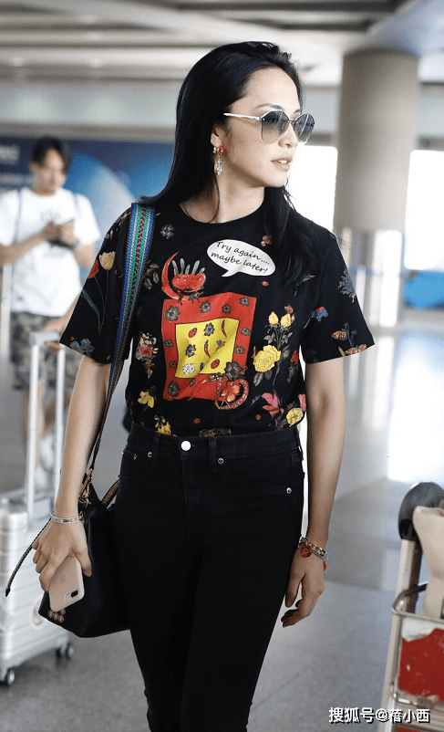 黑色|姚晨的私服穿搭才叫时髦，穿黑色印花T恤配紧身牛仔裤，简约高级