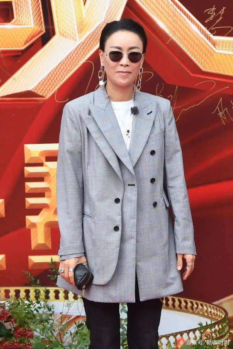 后背|那英越老越前卫，另类西服叠穿后背还“剪洞”，让人直呼看不懂