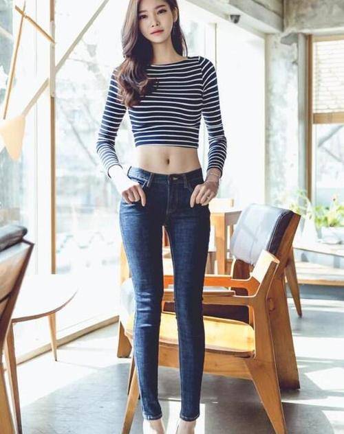 样式|美女穿搭:小姐姐爱穿清秀唯美的紧身牛仔裤,身材惹火,演绎休闲时尚的甜美