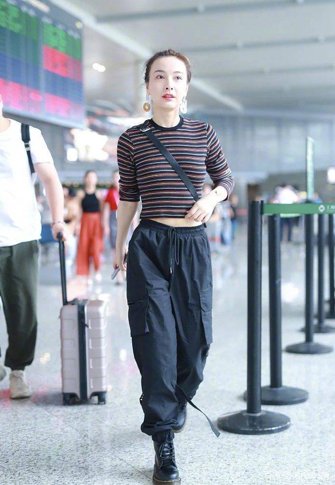 杨幂|36岁吴昕现机场，大胆挑战baby、杨幂穿法，效果出乎意料！