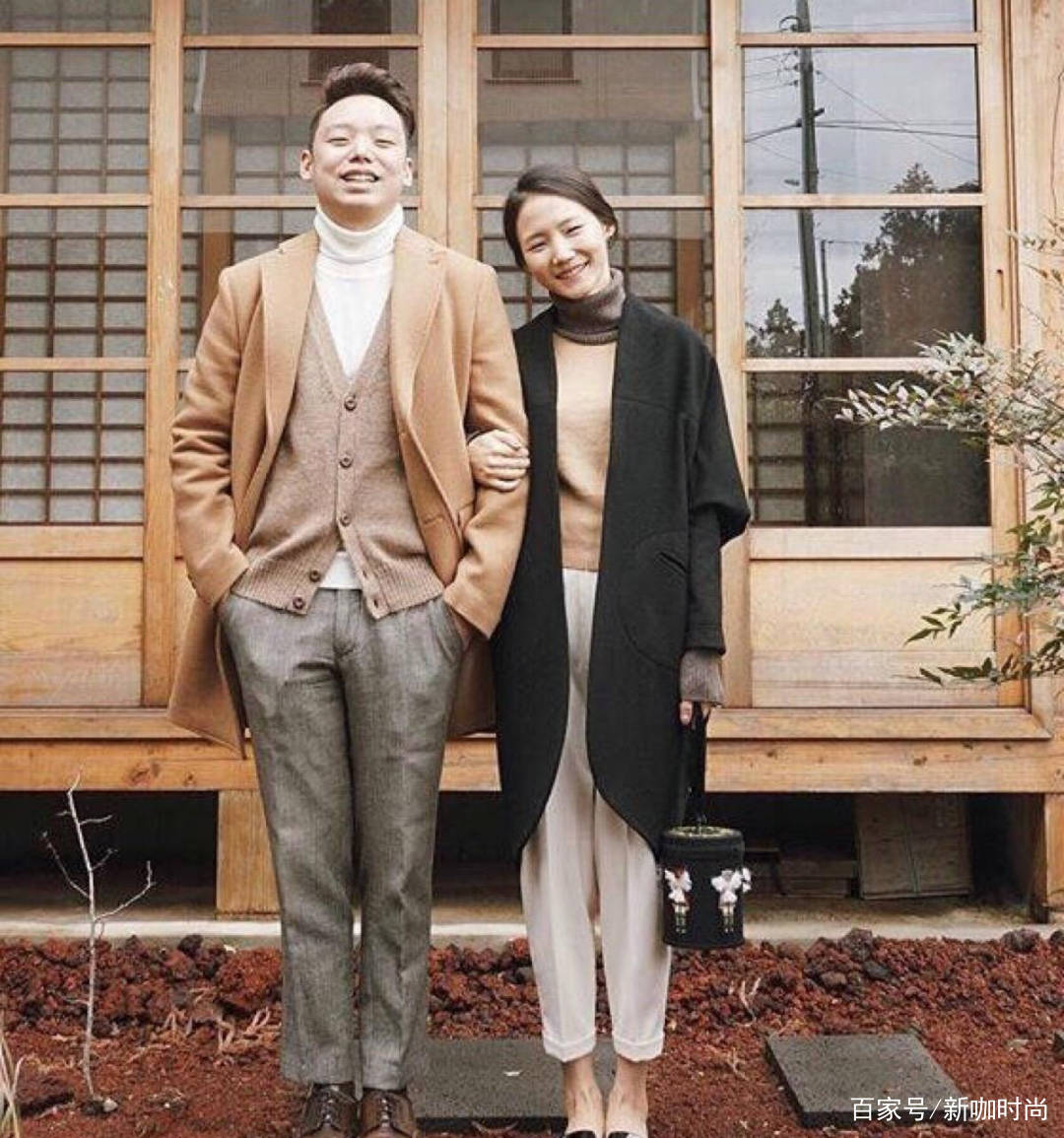 样式|高圆圆赵又廷合体走机场，同穿复古色系情侣装，优雅大气又时髦