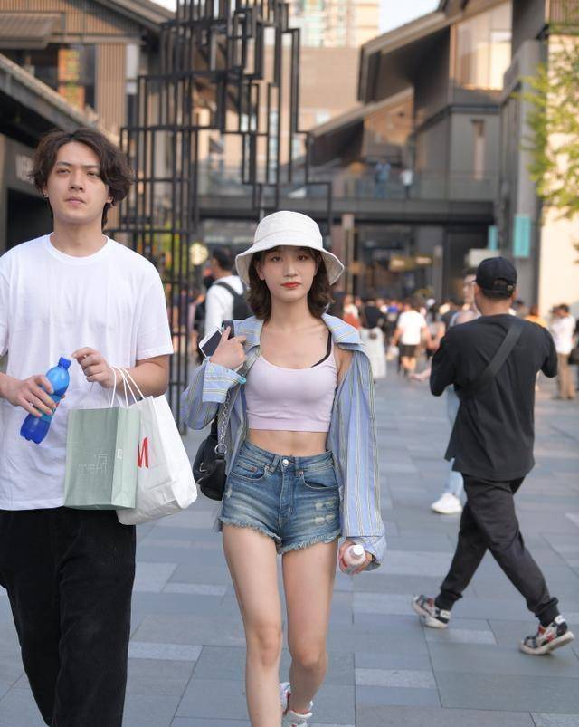 上半身|紧身款瑜伽裤时尚动人，大方得体的搭配风格也耐看，颜值过人