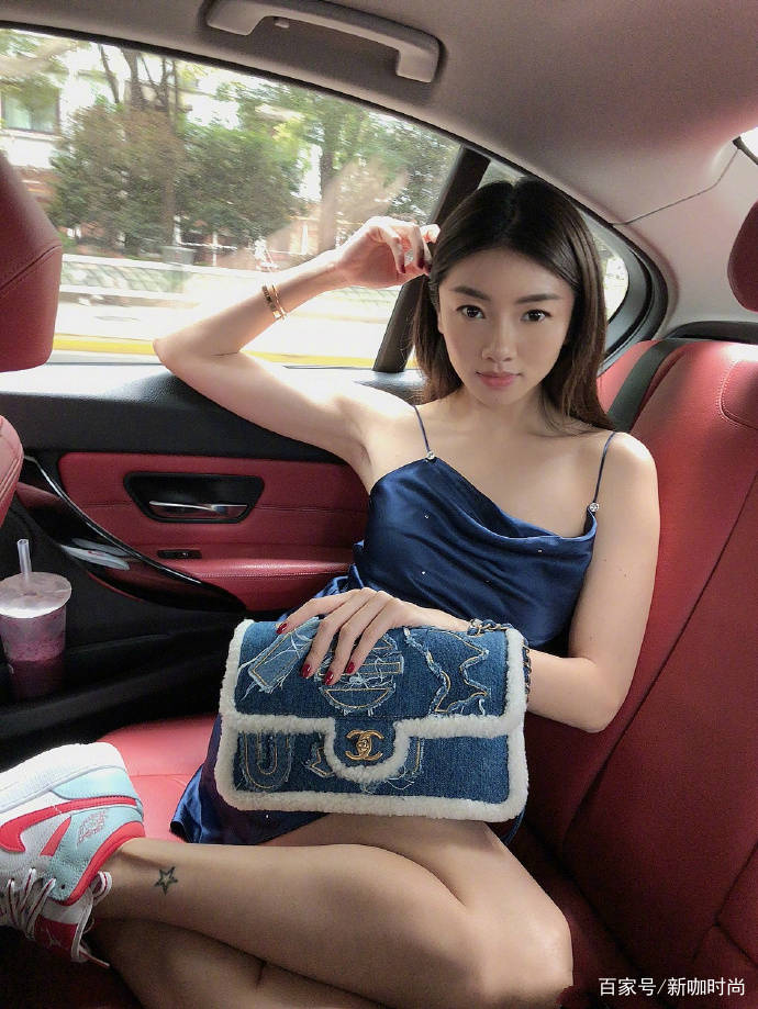 吊带|郑恺前女友程晓玥如今也穿得这么省布料，睡衣款吊带大秀美腿