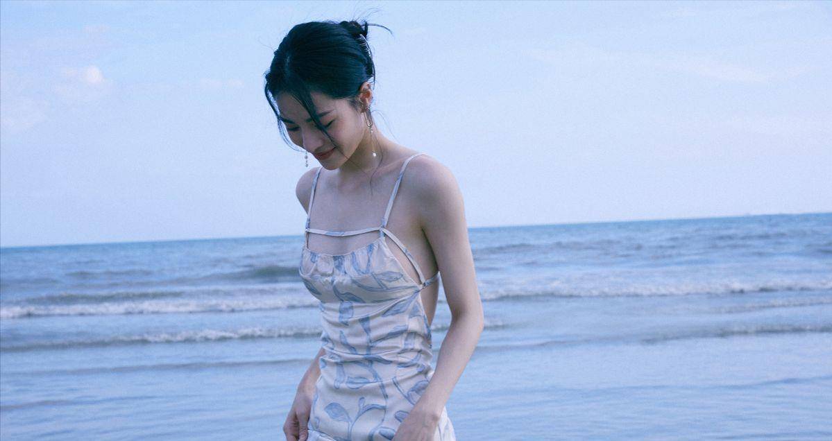 进行|钟楚曦偏爱“小清新”风格，吊带配“虞姬”裙，甜美温柔似仙女