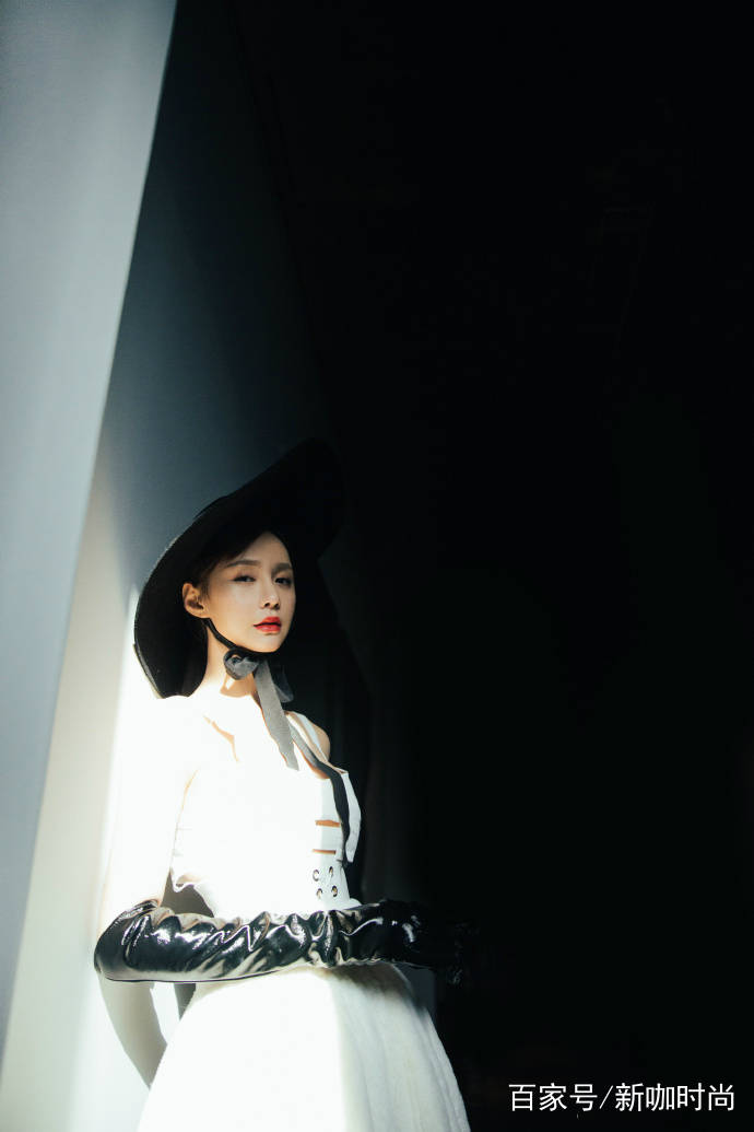 女郎|沈梦辰恋爱后越有女人味!T台化身时髦女郎,“白泪”让人怜惜