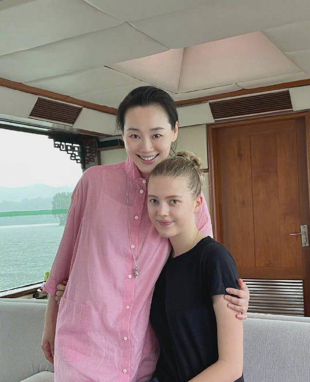 显得|林依轮夫妇游西湖，妻子不愧是当过超模，素颜搭配衬衫都这么抢镜