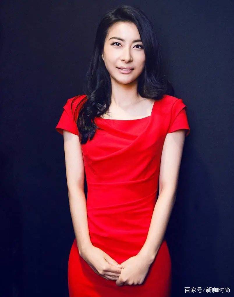 都说|都说郭晶晶旺豪门，看她这身白色斗篷装，肌肤娇嫩似少女