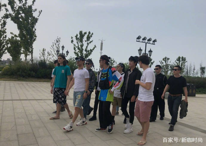 老父亲|48岁汪峰越活越年轻,紧身白T配牛仔短裤,凸显健硕好身材