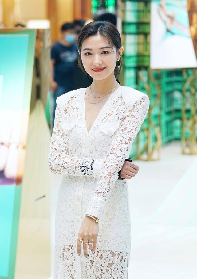 人气|“超高女生人气”的万茜,穿小白裙演绎“少女情”,好养眼