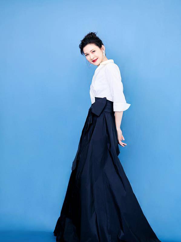 饰品|童蕾美了半辈子，就算是人到中年，也依旧很有气质，脸蛋也不显老