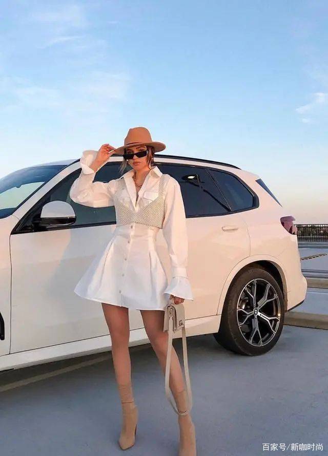 样式|知性起来的宋祖儿，一袭深V白纱裙又纯又欲，美成“天鹅公主”